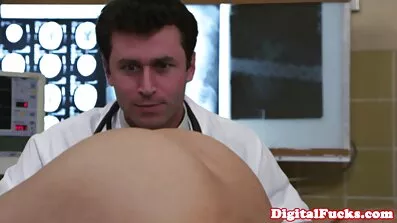 સુંદર સોનેરી એકદમ ઓપન સેકસી વીડિયો લૅંઝરી પર પ્રયાસ કરે છે