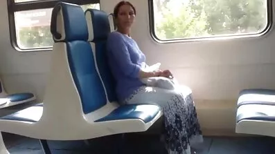 કોઈપણ જેણે ટ્રેનમાં ચુંબન કર્યું નથી સેકસી વીડીયોસ તેણે પ્રયત્ન કરવો પડશે, દરેક જણ જોઈ રહ્યું છે