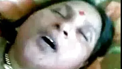 રસ્તા પર સેકસી વીડીયો સોંગ અને કારમાં સ્લટ ચુંબન કર્યું