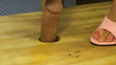 તે લો, તેના ચુસ્ત ગધેડાને ચુંબન કરો, જ્યારે તે ઇન્ટરનેટ પર રમી અમેરીકા સેકસી વીડિયો રહી છે