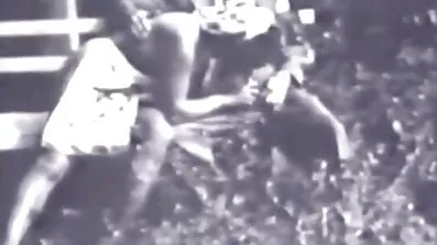 તે નાસ્તાની રાહ જોતા રેસ્ટોરન્ટની પાછળ ચુંબન કરે છે. સેકસી પીચર વીડીયો