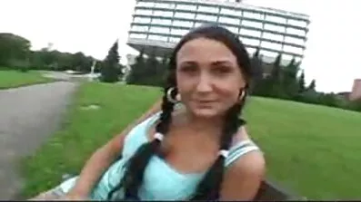 એક યુવાન આદિવાસી સેકસી પીચર ક્લીનરને દેશના ઘરના માલિક તરફથી એવોર્ડ મળે છે