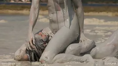 મોંઘા અન્ડરવેરમાં મુલાટ્ટો જાડા હોર્સરાડિશ પર ગુજરાતી સેકસી વીડીયો સવારી કરે છે