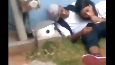 જ્યારે કોઈ ઘરે ન હતું ત્યારે ડેવિડે તેની માતાની બહેનને ચુંબન સેકસી વીડિયો ડાઉનલોડ કર્યું.