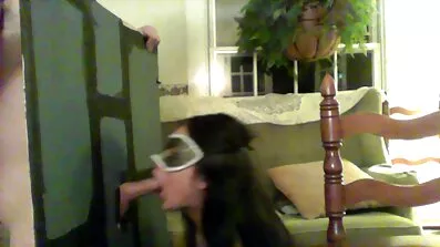 મારા રૂમમેટે મને તેના યોનિમાં શુક્રાણુ મૂકવા સેકસી વીડીયો ચાલુ કહ્યું.