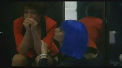 છોકરી તેને ગાલ પર સેકસી ગુજરાતી હિન્દી ચુંબન કરવા કહે છે