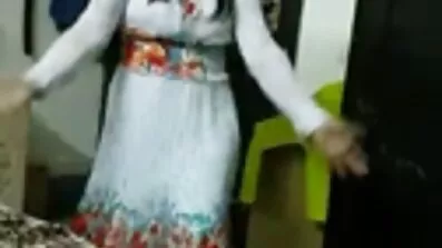 સેક્સી છોકરી એક અજાણી વ્યક્તિ અંગ્રેજી સેકસી પાસેથી ચૂસે છે