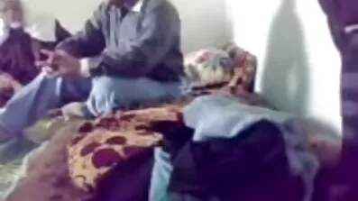 એક ખાનગી ટાપુ પર એક વૃદ્ધ સેકસી ફીલમ માણસ સાથે અશ્લીલ