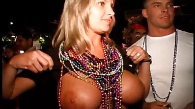 એક ગરમ ટબમાં એક કાળો માણસ એક ડિપિંગ છોકરીને તેના વિશાળ ટોટીને બતાવ્યો અને છોડી દીધો સેકસી વીડીયા ગુજરાતી