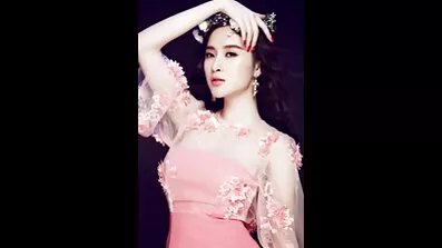 તેણે સેકસી બીપી ઇંગલિશ સુંદર અન્ડરવેરમાં એક છોકરીને ચુંબન કર્યું અને એક વિડિઓ બનાવી