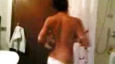 બારી બહાર જોતી વખતે તેણે એચડી સેકસી વીડિયો બીપી નતાશાને ચુંબન કર્યું.