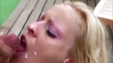 કામ પર હસ્તમૈથુન કરવા બદલ ડિરેક્ટરને બાળી નાખવામાં આવ્યો હતો, અને છોકરીએ પોતાને સેકસી વીડિયો નવા બોસ સમક્ષ સોંપવી પડી હતી જેથી તેને બરતરફ ન કરવામાં આવે