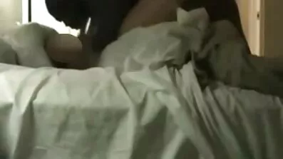 એસ્કેલેટર પર સ્ત્રીના સ્કર્ટ ત્રીપલ સેકસી બીપી હેઠળ ચડવું