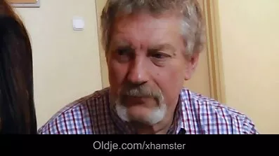 મોટી સુંદર સ્ત્રી પેન્ટીઝ પર પ્રયાસ કરી રહી છે ત્રીપલ સેકસ વીડીયો અને હસ્તમૈથુન કરી રહી છે