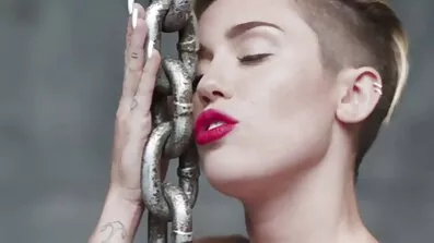 છોકરી તેની આંગળીઓ તેની બિલાડીમાં મૂકે છે બીપી સેકસી વીડીયો અને સેક્સ દરમિયાન તેના ગધેડામાં તેના હાથ મૂકે છે