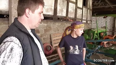 એક ખુશખુશાલ યુવતી તારીખ પહેલાં તેના પબિસને હજામત બબીતા સેકસી કરવાનું ભૂલી ગઈ