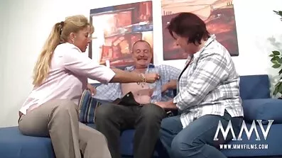 તે માણસના વશીકરણનો પ્રતિકાર કરી શકતી ન હતી અને તેને બાથરૂમમાં તેમની પ્રથમ બેઠક માટે બીપી બીપી સેકસી વીડિયો તૈયાર કરી હતી.