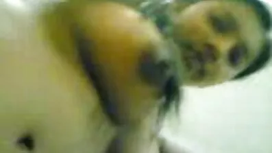 પતિ તેની પ્રાણીઓના સેકસી વીડિયો પત્નીની નગ્ન ટોપી તેના નાઇટગાઉન હેઠળ ઉતારે છે જ્યારે તે ફોન પર વાત કરે છે