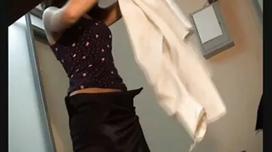 કોલેજ છોકરી સેકસી બીપી ઓપન બંધ. તેના આભૂષણો પર કમ