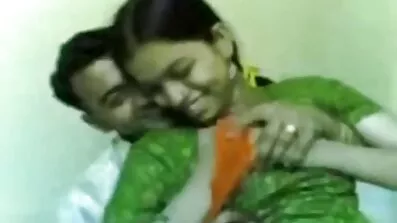 તેણે લાલ ડ્રેસમાં તેની પત્નીની બહેનને ચુંબન હીન્દી સેકસી વીડીયા કર્યું.