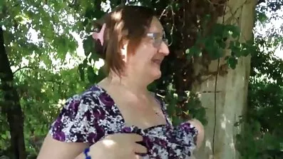 સવારે આ ગરમ છોકરીને ચુંબન ત્રીપલ સેકસી બીપી કરો