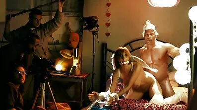 પાતળી સુંદરતા કેમેરાની સામે નૃત્ય કરે સેકસી દેશી છે અને પછી મોટા ટોટી પર બેસે છે