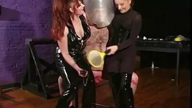 તેથી તે ગર્દભમાં છોકરીને પૂછે દેશી સેકસી ફોટા છે