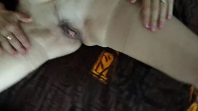 ઉન્મત્ત સ્ત્રી ટોટી પર સવારી કરે છે, આંગળીઓથી પોતાને મદદ કરે છે અને એન્ટિક સોફા પર સ્ખલન દેશી ગુજરાતી સેકસી વીડિયો કરે છે