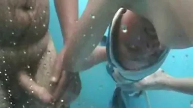 સાવકી બહેન માતા-પિતાના આગમન પહેલાં તેના ભાઈને શુક્રાણુ સેકસી વીડિયો બનાવે છે