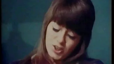 નરમ હોઠ શિશ્નને સ્પર્શ કરે છે, જીભ ધીમેધીમે માથું ચાટે ઇન્ડિયન સેકસી દેશી છે