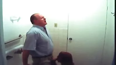 તે તેના સેક્સી પાડોશી આદિવાસી સેકસી વીડિયો પર જાસૂસી કરે છે અને તેને તેના આત્મામાં હસ્તમૈથુન કરે છે