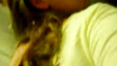 તેણે તેની પાડોશીની પુત્રીને સીડી પર ચુંબન કર્યું જ્યારે સેકસી વીડીયો ઓપન તે તેને ઠીક કરી રહ્યો હતો.