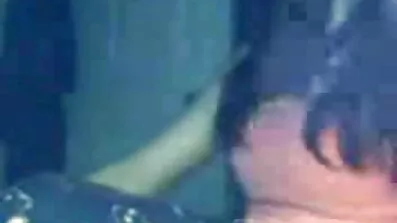 ટેબલ બીપી સેકસી ઓપન પર સ્કર્ટ હેઠળ કોફી શોપમાં બીજા પર જાસૂસી