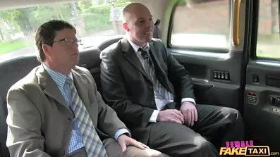 પાડોશીએ તેને ચુંબન સેકસી પિચર બતાવો કરવાનો આગ્રહ કર્યો.