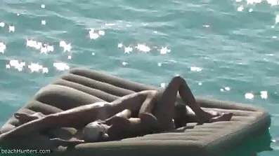 તેને એક પરિણીત છોકરી મળી અને સેકસી પિચર બતાવો જ્યારે કોઈ ઘરે ન હતું ત્યારે તેની મુલાકાત લીધી.