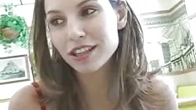 બિકીની મોડેલ ચુંબન માટે પાછળની સીટ બીપી સેકસી ફુલ પર ગડબડ કરે છે.