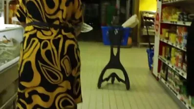 ઉચ્ચ સેકસી વીડીયો સેકસી વીડિયો જોખમ વિદ્યાર્થી અને સ્ટોરમાં તેની બિલાડીને ચમકાવે છે