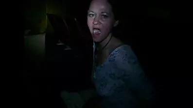 તેણે એક મિત્રની ઇંગ્લીશ સેકસી વીડિયો પત્નીને તેના અન્ડરવેરમાં ચુંબન કર્યું અને તેની બ્રા પર પગ મૂક્યો.