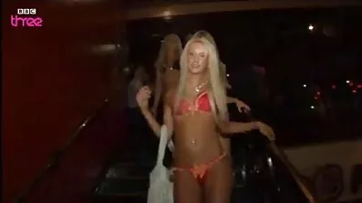 વૃદ્ધ સાવકા પિતા ચાટે છે અને યુવાન સ્લીપિંગ બ્યૂટી બેબ ચુંબન કરે છે પીચર સેકસી