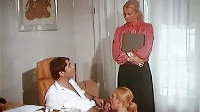 તે સેકસી વીડીયો ચાલુ તેના આત્મામાં નગ્ન ઊંઘે છે.