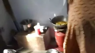 એક ગુસ્સે પત્નીને ઝડપથી ચુંબન કરવામાં ત્રીપલ એક્સ ગુજરાતી સેકસી વીડિયો આવ્યું કારણ કે તેણીએ નાસ્તો રાંધ્યો ન હતો