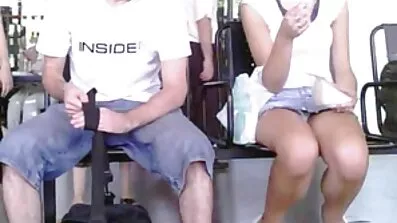 જ્યારે ફુલ સેકસી તે ગરમ હોય, ત્યારે તમે પાર્કમાં તમારા રમતવીરને ચુંબન કરી શકો છો