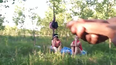 એક 18 વર્ષની છોકરી તેના ગોડફાધર સાથે બરબેકયુમાં ગઈ હતી. હોટ સેકસી વીડિયો