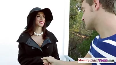 ચાલતાં પહેલાં તેણે મને સેકસી વીડિયો એચડી હિન્દી ચુંબન કર્યું. 4 કે.