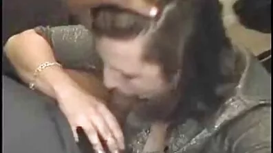 તેઓએ પટ્ટો પકડ્યો જેથી છોકરી સેકસી વીડીયો મોકલો પેશાબ કરી શકે