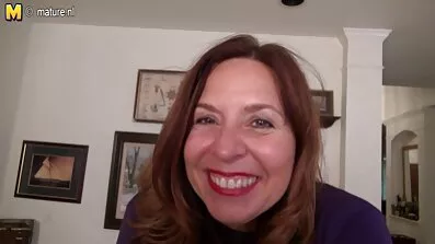 બેડ હેઠળ ફસાયેલા અને એક બીપી સેકસી ફીલમ ભીનું બિલાડી ચુંબન કર્યું