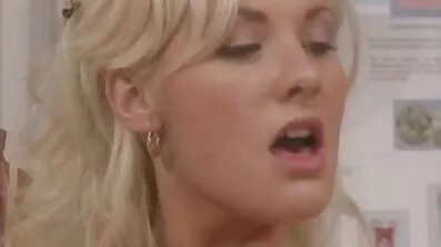 સ્લટ વિદ્યાર્થી સેકસી વીડિયો માં મિનિસ્કર્ટ, મોજાં અને પીટ તેના શિક્ષક